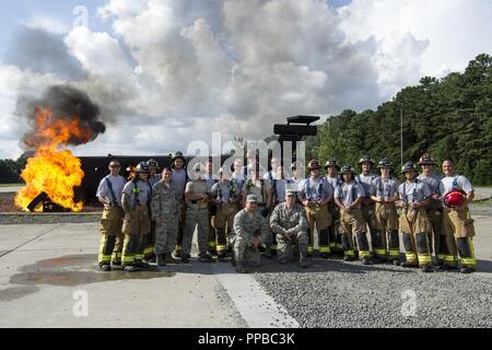 Les pompiers de l'US Air Force avec le 624th squadron de l'Ingénieur Civil Joint Base Harbor-Hickam Pearl, Mississippi, 746e de la SCÉ Joint Base Lewis-McChord, dans l'État de Washington et le 514e de la SCÉ Joint Base McGuire-Dix-Lakehurst, New Jersey, formés ensemble comme une seule équipe au cours de Patriot Warrior 2018 à Dobbins Air Reserve Base, la Géorgie, le 17 août, 2018. Patriot Warrior est un exercice de la réserve de l'Armée de l'air conçu pour préparer les citoyens de réserve aviateurs pour les déploiements à l'échelle mondiale et fournit des connaissances et l'expérience pour renforcer les programmes de formation à la maison mère. Banque D'Images