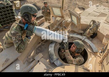 Armor équipage assigné à la Force Raider charger Sabot tours sur un réservoir d'Abram M1 au cours d'un exercice d'entraînement de pré-déploiement à Fort Hood, au Texas, le 18 août. Sabot tours fonctionnent comme une flèche de base par une pénétration armure avec un élan de vigueur plutôt que de puissance explosive. ( Banque D'Images