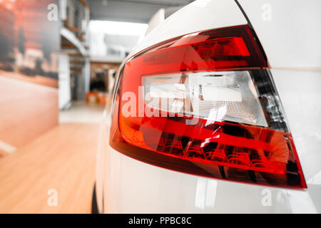 Les feux arrière d'une voiture de prestige moderne de près Banque D'Images