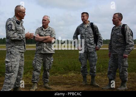 SMSgt. Ken Folgers, le radar déployé site mènent avec le 128e Escadron de l'air, Volk Field, Camp Douglas, Wisconsin, mémoires Brig. Le général Gary L. Ebben, Wisconsin adjudant général adjoint, le Lieutenant-colonel Michael J., 128e de l'Ouest, commandant de l'AEC et le Colonel David W. peut, Volk Field Commander, sur les détails de l'exercice d'entraînement de la foudre dans le Nord, l'Aéroport du Comté d'Gogebic, Ironwood, Michigan, le 21 août, 2018. La 128e ACS soutient des missions de vol au cours de l'exercice Northern Lightning Counterland hébergé chez Volk Field. Banque D'Images
