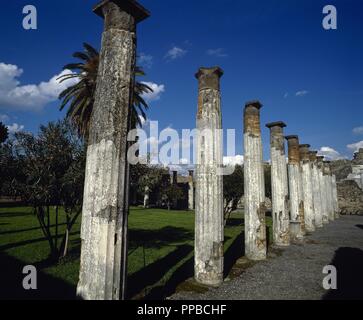 L'Italie. Pompéi. Maison du Faune. Résidence privée romaine du iie siècle av. Vue du second péristyle. Banque D'Images