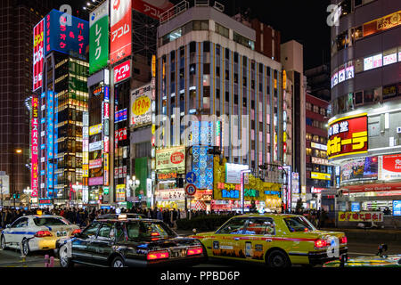 TOKYO, JAPON - 16 février 2018 : le trafic et de taxi s'est arrêté à la synchronisation des feux de circulation dans le quartier de Shinjuku de nuit Banque D'Images