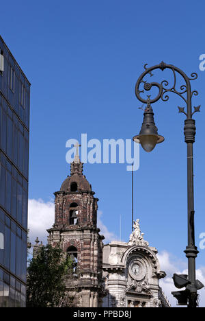 Contraste entre l'architecture coloniale espagnole, 19e siècle, l'architecture et de l'architecture moderne dans le Centro Historico, Mexico City Banque D'Images