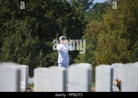 U.S Navy musicien 1ère classe Ethan Bartley à partir de la U.S. Navy Band joue au cours de la touche tous les honneurs funérailles du lieutenant-commander la Marine américaine William Liebenow dans l'article 62 du Cimetière National d'Arlington, Arlington, Virginie, le 23 août 2018. Le 7 août 1943, Liebenow skippé un lance-torpilles patrouille pour secourir les marins de PT-109 qui avait survécu à plusieurs jours sur les îles inhospitalières après un destroyer japonais avaient imposé leur bateau, tuant deux membres d'équipage. Parmi les personnes secourues était Liebenow bunkmate's, John F. Kennedy, puis 26. Pour ses actes d'héroïsme pendant la Seconde Guerre mondiale, il a reçu la médaille de bronze et Silv Banque D'Images