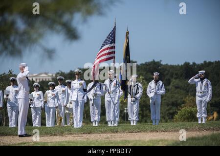 Les marins de la Garde de cérémonie de la Marine américaine et la marine américaine conduite la bande tous les honneurs funérailles du lieutenant-commander la Marine américaine William Liebenow dans l'article 62 du Cimetière National d'Arlington, Arlington, Virginie, le 23 août 2018. Le 7 août 1943, Liebenow skippé un lance-torpilles patrouille pour secourir les marins de PT-109 qui avait survécu à plusieurs jours sur les îles inhospitalières après un destroyer japonais avaient imposé leur bateau, tuant deux membres d'équipage. Parmi les personnes secourues était Liebenow bunkmate's, John F. Kennedy, puis 26. Pour ses actes d'héroïsme pendant la Seconde Guerre mondiale, il a reçu la médaille de Bronze et Silver Stars. Banque D'Images