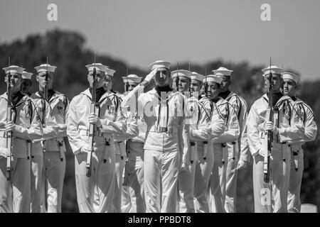 Les marins de la Garde de cérémonie de la Marine américaine à la conduite tous les honneurs funérailles du lieutenant-commander la Marine américaine William Liebenow dans l'article 62 du Cimetière National d'Arlington, Arlington, Virginie, le 23 août 2018. Le 7 août 1943, Liebenow skippé un lance-torpilles patrouille pour secourir les marins de PT-109 qui avait survécu à plusieurs jours sur les îles inhospitalières après un destroyer japonais avaient imposé leur bateau, tuant deux membres d'équipage. Parmi les personnes secourues était Liebenow bunkmate's, John F. Kennedy, puis 26. Pour ses actes d'héroïsme pendant la Seconde Guerre mondiale, il a reçu la médaille de Bronze et Silver Stars. Sa femme, Lucy Li Banque D'Images