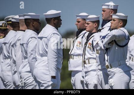 Les marins de la Marine américaine Garde de cérémonie plier le drapeau des États-Unis au cours de l'honneur de funérailles U.S. Navy Lieutenant-commander William Liebenow dans l'article 62 du Cimetière National d'Arlington, Arlington, Virginie, le 23 août 2018. Le 7 août 1943, Liebenow skippé un lance-torpilles patrouille pour secourir les marins de PT-109 qui avait survécu à plusieurs jours sur les îles inhospitalières après un destroyer japonais avaient imposé leur bateau, tuant deux membres d'équipage. Parmi les personnes secourues était Liebenow bunkmate's, John F. Kennedy, puis 26. Pour ses actes d'héroïsme pendant la Seconde Guerre mondiale, il a reçu la médaille de Bronze et Silver Stars. Son Banque D'Images