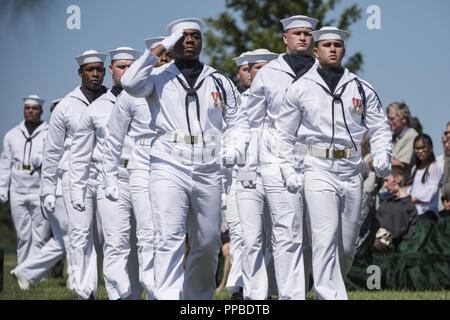 Les marins de la Garde de cérémonie de la Marine américaine à la conduite tous les honneurs funérailles du lieutenant-commander la Marine américaine William Liebenow dans l'article 62 du Cimetière National d'Arlington, Arlington, Virginie, le 23 août 2018. Le 7 août 1943, Liebenow skippé un lance-torpilles patrouille pour secourir les marins de PT-109 qui avait survécu à plusieurs jours sur les îles inhospitalières après un destroyer japonais avaient imposé leur bateau, tuant deux membres d'équipage. Parmi les personnes secourues était Liebenow bunkmate's, John F. Kennedy, puis 26. Pour ses actes d'héroïsme pendant la Seconde Guerre mondiale, il a reçu la médaille de Bronze et Silver Stars. Sa femme, Lucy Li Banque D'Images