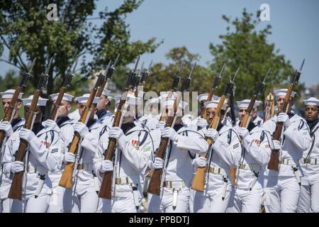 Les marins de la Garde de cérémonie de la Marine américaine à la conduite tous les honneurs funérailles du lieutenant-commander la Marine américaine William Liebenow dans l'article 62 du Cimetière National d'Arlington, Arlington, Virginie, le 23 août 2018. Le 7 août 1943, Liebenow skippé un lance-torpilles patrouille pour secourir les marins de PT-109 qui avait survécu à plusieurs jours sur les îles inhospitalières après un destroyer japonais avaient imposé leur bateau, tuant deux membres d'équipage. Parmi les personnes secourues était Liebenow bunkmate's, John F. Kennedy, puis 26. Pour ses actes d'héroïsme pendant la Seconde Guerre mondiale, il a reçu la médaille de Bronze et Silver Stars. Sa femme, Lucy Li Banque D'Images