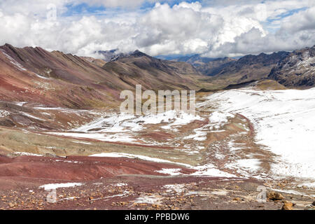 Paysage de montagne colorés avec des couches de minéraux, de la neige dans les vallées de montagne, arc-en-ciel , Vinicunca, Andes, Pérou . Banque D'Images