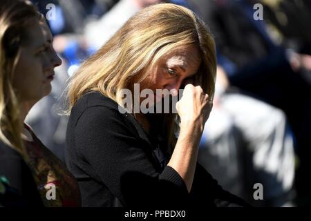 Valerie Nessel, le conjoint de l'US Air Force Tech. Le Sgt. John Chapman, assiste à la cérémonie de dévoilement du nom de Chapman à l'Air Force Memorial, à Arlington, en Virginie, le 24 août, 2018. Le sergent Chapman a reçu à titre posthume la Médaille d'Honneur pour des actions sur Takur Ghar mountain en Afghanistan le 4 mars 2002. Une équipe d'élite des opérations spéciales est tombé dans une embuscade tendue par l'ennemi et est venu sous un feu nourri provenant de multiples directions. Chapman immédiatement débité un bunker ennemi grâce à la neige profonde et a tué tous les occupants de l'ennemi. Déménagement avec courage, d'une couverture à l'assault d'une deuxième machine gun bunker, il a été blessé par Banque D'Images