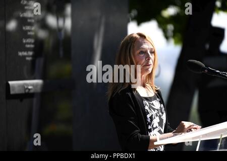 Valerie Nessel, le conjoint de l'US Air Force Tech. Le Sgt. John Chapman, prend la parole lors de la cérémonie de dévoilement du nom de Chapman à l'Air Force Memorial, à Arlington, en Virginie, le 24 août, 2018. Le sergent Chapman a reçu à titre posthume la Médaille d'Honneur pour des actions sur Takur Ghar mountain en Afghanistan le 4 mars 2002. Une équipe d'élite des opérations spéciales est tombé dans une embuscade tendue par l'ennemi et est venu sous un feu nourri provenant de multiples directions. Chapman immédiatement débité un bunker ennemi grâce à la neige profonde et a tué tous les occupants de l'ennemi. Déménagement avec courage, d'une couverture à l'assault d'une deuxième machine gun bunker, il était inju Banque D'Images