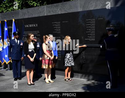 Valerie Nessel, épouse du U.S. Air Force Tech. Le Sgt. John Chapman, Brianna et Madison Chapman, filles de Chapman, secrétaire de l'Air Force Heather Wilson, chef d'état-major de la Force aérienne Le Général David L. Goldfein et chef Master Sgt. de l'Armée de l'air Kaleth O. Wright dévoiler le nom du sergent Chapman, lors d'une cérémonie à l'Air Force Memorial, à Arlington, en Virginie, le 24 août, 2018. Le sergent Chapman a reçu à titre posthume la Médaille d'Honneur pour des actions sur Takur Ghar mountain en Afghanistan le 4 mars 2002. Une équipe d'élite des opérations spéciales est tombé dans une embuscade tendue par l'ennemi et est venu sous un feu nourri de m Banque D'Images