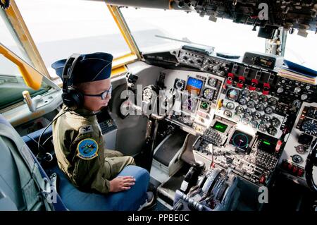 L'Armée de l'air Colonel honoraire Shane Sagraves prend un tour du KC-135 Stratotanker, affecté à la 121e Escadre de ravitaillement en vol, avant le jet quitte à voler une mission le 22 août 2018 à la Rickenbacker Air National Guard Base, à Columbus, Ohio. Shane et le reste de sa famille ont été accueillis par le 121e ARW pour "Pilote d'un jour", qui donne pour enfants et adolescents avec une maladie chronique ou une maladie qui menace leur vie la possibilité de vivre une journée dans la vie d'une garde nationale aérienne. Shane's busy day comprenait une visite du KC-135 Stratotanker, la formation dans le simulateur de ravitaillement en vol, et une démonstration de survie Banque D'Images