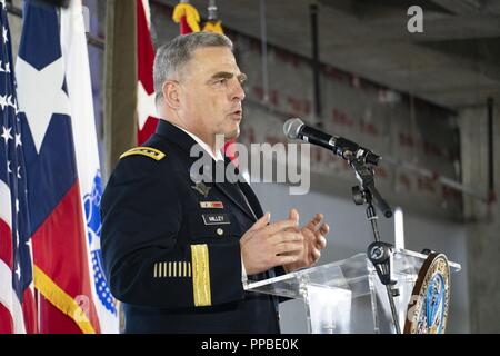 Le Général Mark Milley, Chef du personnel de l'armée, s'exprime sur l'impact de la ville de Austin aura sur l'Armée américaine par l'intermédiaire de la nouvelle commande à terme, le 24 août au siège de l'AFC à Austin, Texas. L'établissement de contrats à terme de l'Armée de commandement est l'aboutissement d'un des plus importants efforts de réorganisation de l'armée depuis 1973, lorsque l'armée américaine a déstabilisé le commandement de l'armée continentale et le développement des méthodes de combat, de commandement et de redistribuer leurs fonctions entre deux nouvelles commandes de l'armée américaine l'armée américaine et de commandement des Forces canadiennes Formation & Doctrine Command. Banque D'Images