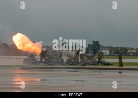 Les soldats de l'Armée américaine à partir de la Manœuvre Support Centre d'excellence, Fort Leonard Wood, Missouri, le feu d'un 17-volley cannon hommage à l'honneur du commandant sortant, le général de l'US Air Force Darren W. McDew au cours de la commande de transport américain cérémonie de passation de commandement, le 24 août 2018, à Scott Air Force Base, dans l'Illinois. McDew a quitté le commandement de l'armée américaine le général Stephen R. Lyons. Banque D'Images