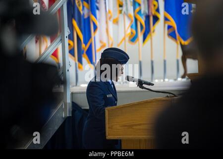 Le capitaine de l'US Air Force Lauren Lampkin, 673e Escadron d'appui de la Force, commandant de l'animateur d'une cérémonie de passation de commandement de la défense aérospatiale de l'Amérique du Nord de l'Alaska, commande La commande de l'Alaska, et la 11e armée de l'air à joint Base Elmendorf-Richardson, Alaska, le 24 août, 2018. Le lieutenant général de l'US Air Force Tom Bussière a pris le commandement de la Force aérienne Le Lieutenant-général Ken Wilsbach. La famille, les amis, les guerriers de l'Arctique et aux leaders des communautés environnantes ont participé à la cérémonie qui a été co-présidée par le général de l'US Air Force Terrence J. O'Shaughnessy, commandant de l'United States Northern Command et Nort Banque D'Images