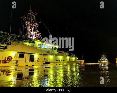 Garde-côtes américains Joseph Gerczak (CMP 1126) et Oliver Berry (WPC) 1124 amarré dans la baie de Hilo, Hawaii, le 23 août, 2018. Les navires ont quitté Oahu pour éviter la tempête et l'étape d'être prêt à répondre. Banque D'Images