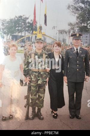 JOINT BASE LEWIS MCCHORD, Washington - CW2 Gustavo Salvador, un agent de livre de propriétés avec 1st Special Forces Group (Airborne) tient à une photo avec ses parents après avoir obtenu son diplôme de l'école militaire supérieure "Eloy Alfaro," qui est l'équivalent de l'Equateur à l'Académie Militaire (West Point). Salvador a immigré aux États-Unis à partir de l'Equateur à s'enrôler dans l'armée américaine, et par son dévouement à la mission de l'armée et sa preuve de leurs aptitudes linguistiques, il a à la fois gagné la confiance de notre nation, et sa commission d'officier. Banque D'Images