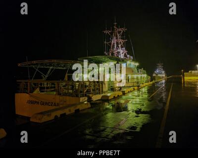 Garde-côtes américains Joseph Gerczak (CMP 1126) et Oliver Berry (WPC) 1124 amarré dans la baie de Hilo, Hawaii, le 23 août, 2018. Les navires ont quitté Oahu pour éviter la tempête et l'étape d'être prêt à répondre. Banque D'Images