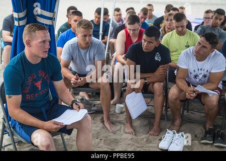 Circuit du Corps des Marines des États-Unis. Cameron McCain, technicien d'assaut amphibie, d'attaque du bataillon de l'École d'amphibiens, parle à une discussion de groupe au cours de la zone 21 du programme des ateliers de mentorat à Del Mar Beach Resort au Marine Corps Base Camp Pendleton, en Californie, le 24 août, 2018. Communication ouverte et respectueuse et efficace à la résolution des conflits ont été discutés en groupe. Banque D'Images