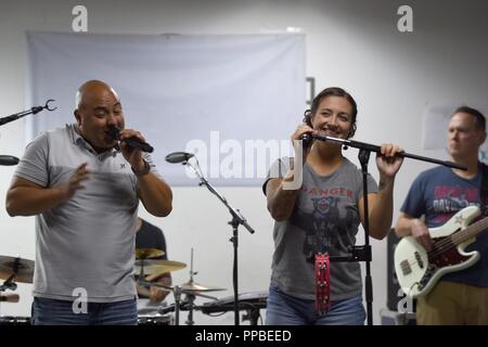 Le sergent-chef. Quez Vasquez et le sergent. Grace Huntoon, U.S. Air Forces Central Command Band conduire vocalistes, effectuer des missions militaires dans un endroit inconnu en Asie du Sud-Ouest, le 24 août, 2018. Le USAFCENT Band tourne plusieurs ensembles à travers la zone de responsabilité qu'effectuer une grande variété de styles musicaux pour plaire au public de tous âges et de tous horizons. Banque D'Images