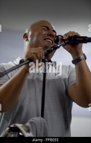 Le sergent-chef. Quez Vasquez, U.S. Air Forces Central Command Band chanteur, effectue des missions militaires dans un endroit inconnu en Asie du Sud-Ouest, le 24 août, 2018. Le USAFCENT Band tourne plusieurs ensembles à travers la zone de responsabilité qu'effectuer une grande variété de styles musicaux pour plaire au public de tous âges et de tous horizons. Banque D'Images