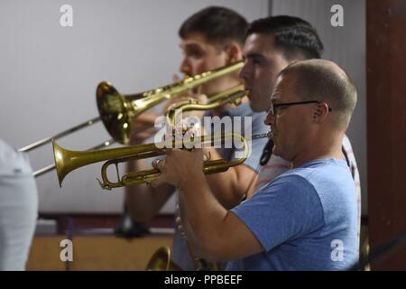 L'US Air Forces Central Command Band trois-pièces section cuivres exécute pour le service déployé membres dans un endroit inconnu en Asie du Sud-Ouest, le 24 août, 2018. Le USAFCENT Band tourne plusieurs ensembles à travers la zone de responsabilité qu'effectuer une grande variété de styles musicaux pour plaire au public de tous âges et de tous horizons. Banque D'Images