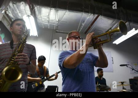 Un membre de la 1re classe Michael Ferrante (à gauche) et Tech. Le Sgt. Mark Nixon (droite) jouer du saxophone et de la trompette lors d'une performance pour les membres service déployé dans un endroit inconnu en Asie du Sud-Ouest, le 24 août, 2018. L'US Air Forces Central Command Band effectuer et à la visite de petits ensembles dans toute la zone de responsabilité de promouvoir positivement le moral des troupes, la diplomatie et la communication avec les collectivités du pays hôte. Banque D'Images