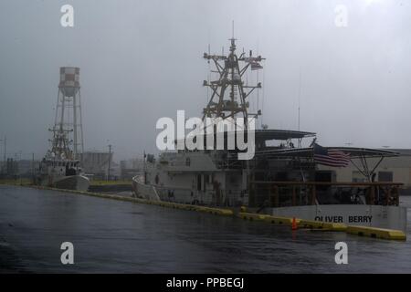 Les équipages de la Garde côtière et les tailleurs Oliver Berry Joseph Gerczak, s'asseoir à la prête alors que face à la tempête les impacts de l'Ouragan Lane à Hilo Harbor, New York, le 24 août 2018. Les lames les équipages sont homeported à Honolulu, et ont été déplacés avant l'impact de l'ouragan à Oahu. Garde côtière canadienne Banque D'Images