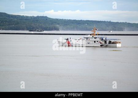 L'équipage de la garde-côte de Joseph Gerczak (CMP 1124) départ le Chabor Hilo, Hawaii, suite à l'Ouragan Lane's passant, le 25 août 2018. La faucheuse a été l'un des deux Honolulu "coupeurs de réponse rapide placé à Hilo à sortir de l'ouragan, tout en étant prêtes à intervenir en cas d'urgence à l'étranger si nécessaire. Banque D'Images