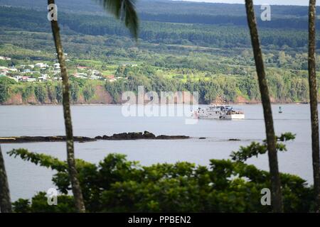 L'équipage de la garde-côte de Joseph Gerczak (CMP 1124) départ le Chabor Hilo, Hawaii, suite à l'Ouragan Lane's passant, le 25 août 2018. La faucheuse a été l'un des deux Honolulu "coupeurs de réponse rapide placé à Hilo à sortir de l'ouragan, tout en étant prêtes à intervenir en cas d'urgence à l'étranger si nécessaire. Banque D'Images