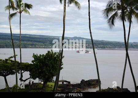 L'équipage de la garde-côte de Joseph Gerczak (CMP 1124) départ le Chabor Hilo, Hawaii, suite à l'Ouragan Lane's passant, le 25 août 2018. La faucheuse a été l'un des deux Honolulu "coupeurs de réponse rapide placé à Hilo à sortir de l'ouragan, tout en étant prêtes à intervenir en cas d'urgence à l'étranger si nécessaire. Banque D'Images