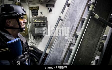 Mer (Aug. 25, 2018) Un garde-côte géorgienne participe à la visite, conseil, recherche et la saisie de la formation à bord de la classe Arleigh Burke destroyer lance-missiles USS Carney (DDG 64) Le 25 août 2018. Carney, l'avant-déployé à Rota, en Espagne, est sur sa cinquième patrouille dans la sixième flotte américaine zone d'opérations à l'appui d'alliés et de partenaires régionaux ainsi que les intérêts de sécurité nationale des États-Unis en Europe et en Afrique. Banque D'Images