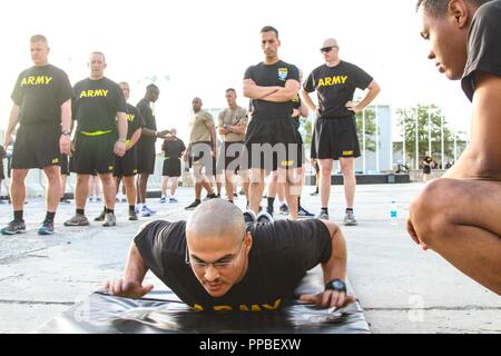 Les hauts dirigeants de la 101st Airborne Division (Air Assault) soutien soutien résolu a participé à la brigade de combat de l'Armée de Fitness Test, Août 14, 2018, sur l'aérodrome de Bagram, en Afghanistan. Les membres de la queue attendant leur tour de participer à la main presse push up event. L'événement a commencé avec des chefs de la conduite de l'entraînement de préparation physique 10 (EPR) Exercices de préparation pour les faire réchauffer. À la fin, les participants se sont répartis en cinq stations de démonstration où ils auraient l'occasion d'assister et d'effectuer la force, pouvoir jeter deadlift permanent, part Banque D'Images