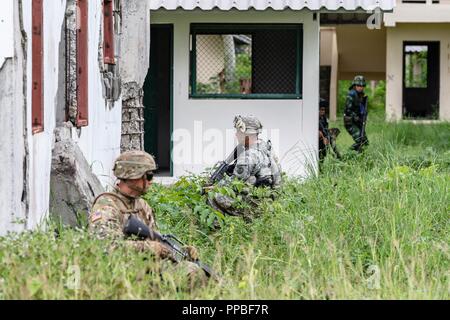 L'Idaho et du Montana de Garde Nationale d'Armée nationale de l'armée des soldats de la 116e Brigade de cavalerie conduite d'équipe de combat d'entraînement aux opérations d'assaut aérien avec des soldats de l'Armée royale thaïlandaise le 26 août, dans la province de Lopburi, Thaïlande au cours d'Hanuman gardien en 2018. La formation avec les forces étrangères augmente les capacités des deux armées. Plus de 500 de l'armée américaine, de l'Armée de la Garde nationale, et les soldats de l'Armée royale thaïlandaise participent à Hanuman Guardian 2018 20 août - 30 à la Cavalerie Centre en Thaïlande, l'un des alliés les plus durables aux États-Unis en Asie. Banque D'Images