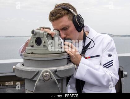 TRINCOMALEE, SRI LANKA (24 août 2018) matelot timonier, Keegan Taylor, de Houston, prend un roulement au cours d'une mer et d'informations sur l'aileron de passerelle de San Antonio-classe de transport amphibie USS dock Anchorage (LPD 23) qu'est un port de Trincomalee, Sri Lanka, lors d'un déploiement prévu de la Essex Groupe amphibie (ARG) et 13e Marine Expeditionary Unit (MEU). Anchorage et les Marines embarqués de la 13e MEU mènent une coopération en matière de sécurité dans le théâtre de l'exercice avec la marine sri-lankaise et la marine Marines. Partie d'une U.S. Naval-Sri Lanka Banque D'Images