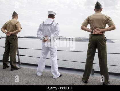 TRINCOMALEE, SRI LANKA (24 août 2018) marins affectés à San Antonio-classe de transport amphibie USS dock Anchorage (LPD 23) et les Marines affectés à 13e Marine Expeditionary Unit (MEU) les rails avant d'un service dans le port de Trincomalee, Sri Lanka, lors d'un déploiement prévu de la Essex Groupe amphibie (ARG) et 13e MEU. Anchorage et les Marines embarqués de la 13e MEU mènent une coopération en matière de sécurité dans le théâtre de l'exercice avec la marine sri-lankaise et la marine Marines. Partie d'une U.S.-Sri Lanka partenariat naval, l'exercice est également l'occasion pour Banque D'Images