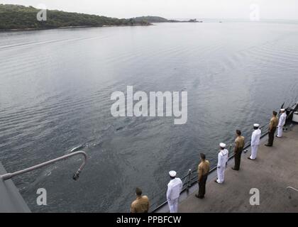 TRINCOMALEE, SRI LANKA (24 août 2018) marins affectés à San Antonio-classe de transport amphibie USS dock Anchorage (LPD 23) et les Marines affectés à 13e Marine Expeditionary Unit (MEU) les rails avant d'un service dans le port de Trincomalee, Sri Lanka lors d'un déploiement prévu de la Essex Groupe amphibie (ARG) et 13e MEU. Anchorage et les Marines embarqués de la 13e MEU mènent une coopération en matière de sécurité dans le théâtre de l'exercice avec la marine sri-lankaise et la marine Marines. Partie d'une U.S.-Sri Lanka partenariat naval, l'exercice est également l'occasion pour Banque D'Images