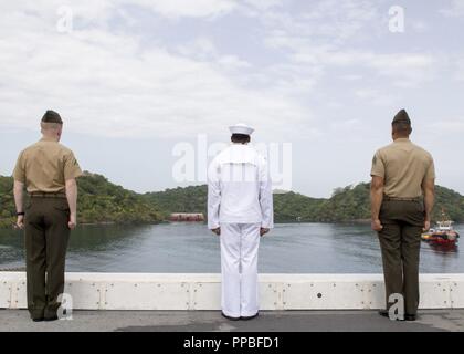 TRINCOMALEE, SRI LANKA (24 août 2018) marins affectés à San Antonio-classe de transport amphibie USS dock Anchorage (LPD 23) et les Marines affectés à 13e Marine Expeditionary Unit (MEU) les rails avant d'un service dans le port de Trincomalee, Sri Lanka lors d'un déploiement prévu de la Essex Groupe amphibie (ARG) et 13e MEU. Anchorage et les Marines embarqués de la 13e MEU mènent une coopération en matière de sécurité dans le théâtre de l'exercice avec la marine sri-lankaise et la marine Marines. Partie d'une U.S.-Sri Lanka partenariat naval, l'exercice est également l'occasion pour Banque D'Images