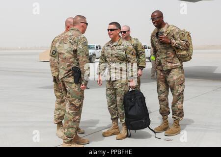 L'AÉRODROME DE KANDAHAR, en Afghanistan (27 août 2018) --- U.S. Army Command Sgt. Le major Anton Hillig, chef de train, s'informer et aider les Command-South, accueille le général de l'armée américaine Austin Miller, nouveau soutien ferme /U.S. Forces-Afghanistan, commandant le 27 août 2018, à l'aérodrome de Kandahar, Afghanistan. Miller a visité l'aérodrome de Kandahar pour recevoir une vue d'ensemble des opérations et les capacités organisationnelles dans toute la région. Banque D'Images