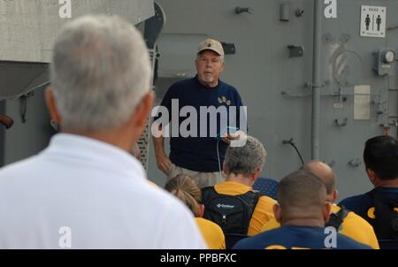 USS Pueblo (AGER-2) Earl Vétéran Phares parle au PM Harem de commandes zone à bord du USS Wisconsin (BB-64) et à l'pavillon Nauticus. Il a pris sa retraite de la Marine américaine à titre de directeur en 1995, et a raconté son 335 jours de captivité en Corée du Nord après le Pueblo a été capturé le 28 janvier 1968. L'hôtel Hampton Roads Naval Museum, en collaboration avec un chef local des officiers mariniers et Nauticus, accueille chaque année le CPO Journées du patrimoine, événement qui offre l'histoire et du patrimoine de la formation des PM lune au cours de trois jours. L'événement de cette année a eu lieu le 21 au 23 août 2018, et attracte Banque D'Images