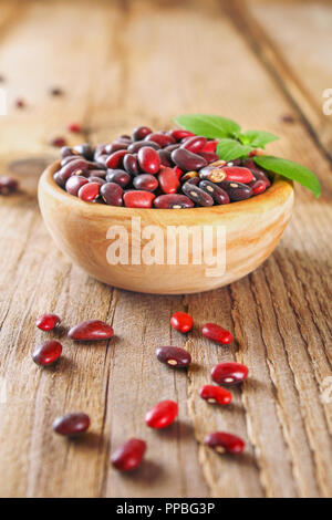 Haricots verts crus rouge avec sur une table en bois Banque D'Images