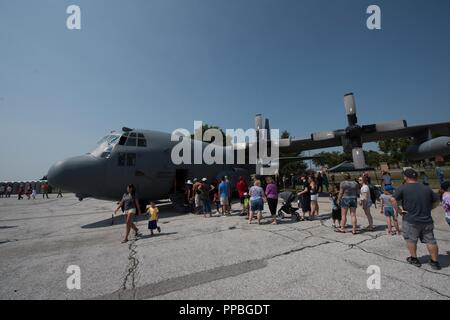 Les participants de la 2018 défenseurs de la liberté de l'Air & Space Show visitez un EC-130H Compass Call aéronefs affectés à la base aérienne Davis-Monthan Air Force Base, le 12 août, à Offutt Air Force Base (AFB), le Nebraska. L'EC-130H est exploité par le 55e Groupe de combat électronique. Bien que situé à la base aérienne Davis-Monthan AFB, le groupe fait rapport à la 55e Escadre à Offutt AFB Banque D'Images