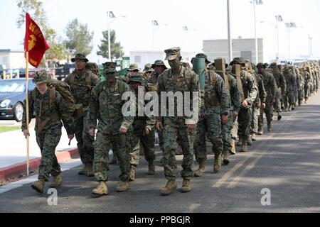 Les Marines et les marins avec le Siège et l'Escadron commencer la randonnée à partir de la façade principale Marine Corps Air Station Miramar, Californie, au Miramar à contenir une rubrique nuit mess le 24 août. Après une randonnée de 4,5 km H&HS a tenu une soirée d'honneur régimentaire en campagne l'héritage de Marines devant eux et à établir de bons dans l'escadron. Banque D'Images