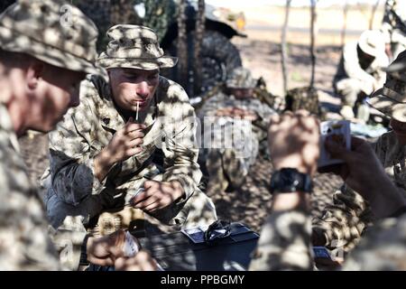 Le Sgt Caleb I. Shank avec Fox compagnie, 2e Bataillon, 4e Régiment de Marines, joue un jeu de pique avec ses marins le 20 août 2018, au cours de la Force de rotation maritime - Exercice de Darwin à Koolendong Bundey Mont Domaine de formation, l'Australie. La Fox se prépare pour un raid de nuit à saisir une des opérations militaires en milieu urbain la ville. Koolendong Ex Marines des États-Unis a permis de mieux former et de coopérer avec des partenaires français et australien, renforce la sécurité régionale, et de renforcer la capacité de répondre plus rapidement aux catastrophes naturelles et de crises dans la région. Banque D'Images