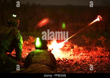 Les membres de la Force de défense australienne avec la Compagnie Charlie, 5e Royal Australian Regiment, fire squad armes automatiques au cours de la Force de rotation maritime - Exercice de Darwin à Koolendong Bundey Mont Domaine de formation, l'Australie, le 22 août, 2018. Ex-Koolendong consistait en la formation multilatérale entre les États-Unis, l'Australie et les forces françaises et inclus des raids nocturnes, du peloton et de la taille de l'entreprise des attaques de tir réel, l'escadre aérienne, de l'artillerie et de mortier vivre-le-feu et d'autres éléments à afficher plein air-sol marin des capacités du groupe de travail dans la région. Banque D'Images