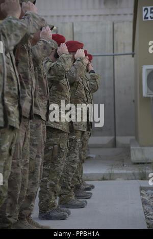 L'AÉRODROME DE BAGRAM, en Afghanistan (28 août 2018) -- les aviateurs militaires durant la cérémonie de remise de la médaille d'honneur de l'US Air Force pour le sergent-chef. John Chapman sur l'aérodrome de Bagram, en Afghanistan, le 28 août 2018. Chapman a reçu à titre posthume le ministère de la santé pour ses actions durant la bataille de Takur Ghar, également connu sous le nom de Roberts Ridge, en Afghanistan en mars 2002. Banque D'Images