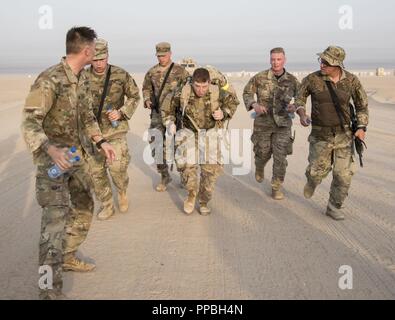 Troopers du 1er Escadron, 98e Régiment de cavalerie blindée, 155e Brigade Combat Team, tester leurs concitoyens contre grain troopers lors d'un événement connu sous le nom de tradition un épi ride au Camp Buehring, Koweït du 27 au 30 août. Cet événement de quatre jours leurs tests de résistance physique et mentale. Banque D'Images