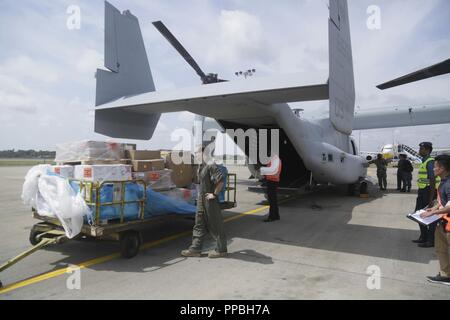 COLOMBO, SRI LANKA - matériaux sont portées à un MV-22 Osprey maritime avec l'escadron 166 à rotors basculants moyen renforcé, 13e Marine Expeditionary Unit (MEU), au cours d'un ravitaillement pour le groupe amphibie d'Essex (ARG) à l'aéroport international de Bandaranaike un centre logistique dans le cadre d'un déploiement de la Essex ARG et 13e MEU, le 28 août 2018. Le San Antonio-classe de transport amphibie USS dock Anchorage (LPD 23) et l'entrepris Marines de la 13e MEU a mené un exercice de coopération en matière de sécurité dans le théâtre avec la marine sri-lankaise et de la Marine de marine. Partie d'une U.S.-Sri Lanka Banque D'Images